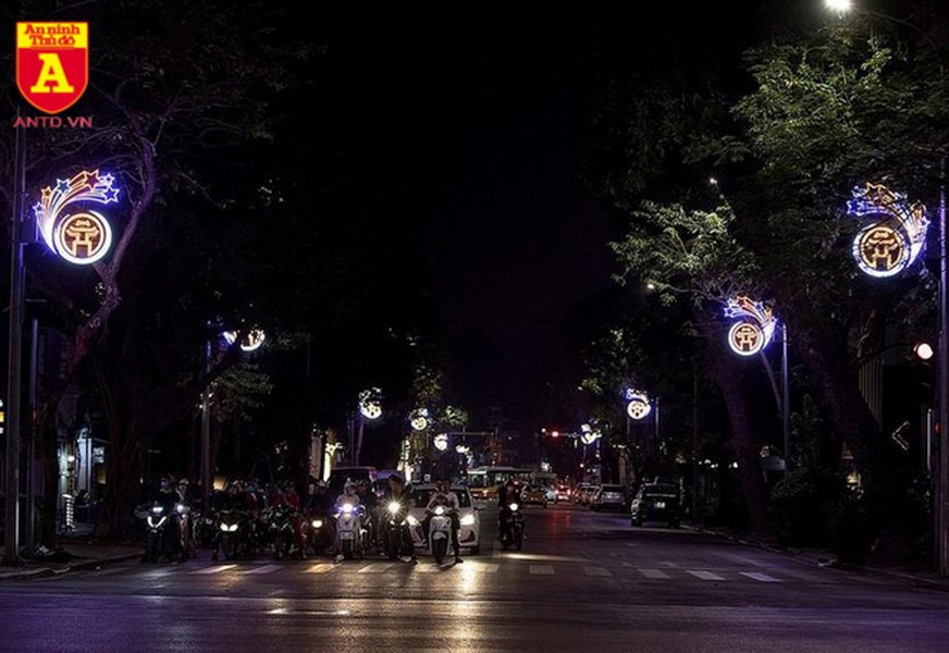 Đẹp mê mẩn với các mẫu đèn trang trí trên đường phố Hà Nội